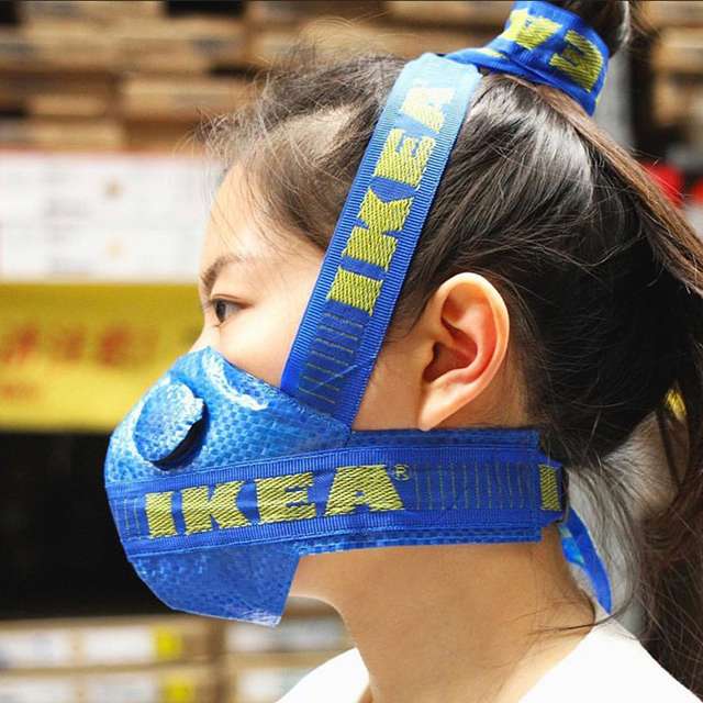 Це геніально: дизайнерка показала, як зробити маску з торбинки IKEA - фото 403909