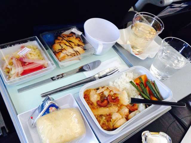 Стюардеса розповіла, чим небезпечна їжа в літаку - фото 403992