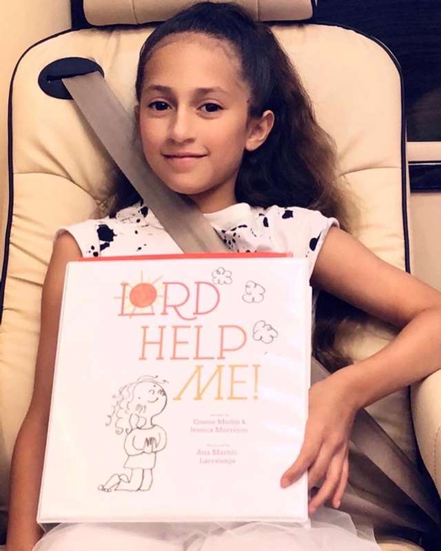 Дочка Дженніфер Лопес написала книгу в 12 років - фото 404008