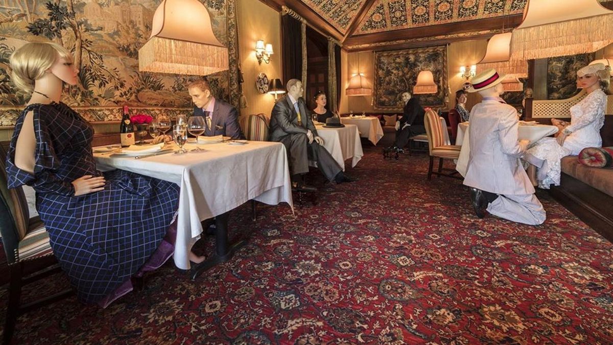 Ресторан у США посадить за столики манекени, щоб допомогти гостям дотримуватися дистанції