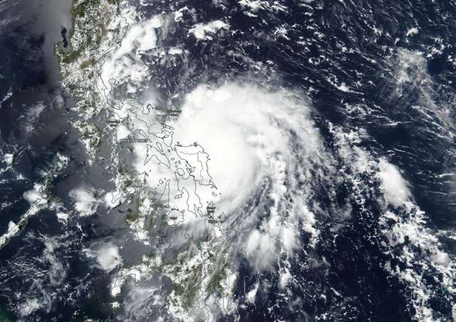 Супутникам NASA вдалося зафіксувати філіппінський тайфун - фото 404267