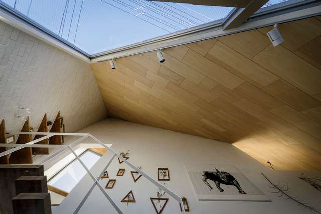 Архітектори створили дім-трикутник в Японії: ефектні фото - фото 404458
