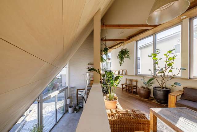 Архітектори створили дім-трикутник в Японії: ефектні фото - фото 404461