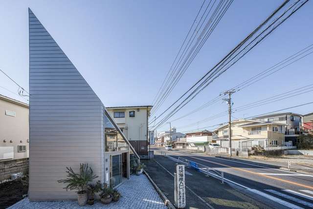 Архітектори створили дім-трикутник в Японії: ефектні фото - фото 404462