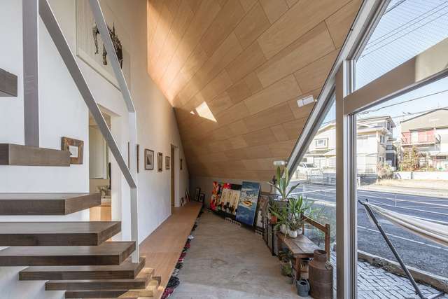 Архітектори створили дім-трикутник в Японії: ефектні фото - фото 404465
