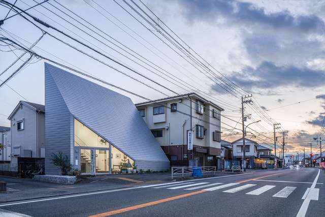 Архітектори створили дім-трикутник в Японії: ефектні фото - фото 404467