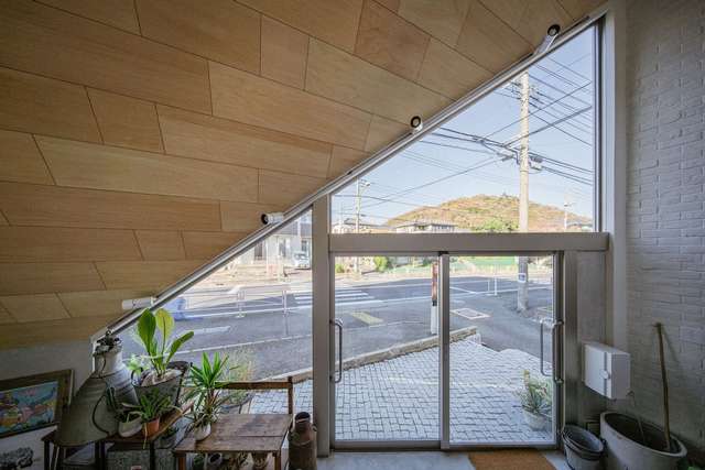 Архітектори створили дім-трикутник в Японії: ефектні фото - фото 404468
