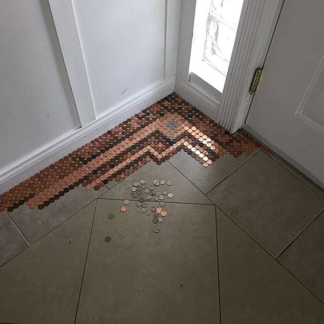 Американка виклала підлогу з монеток у вигляді мозаїки: вражаючі фото - фото 404539