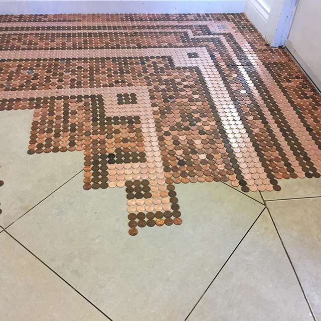 Американка виклала підлогу з монеток у вигляді мозаїки: вражаючі фото - фото 404543