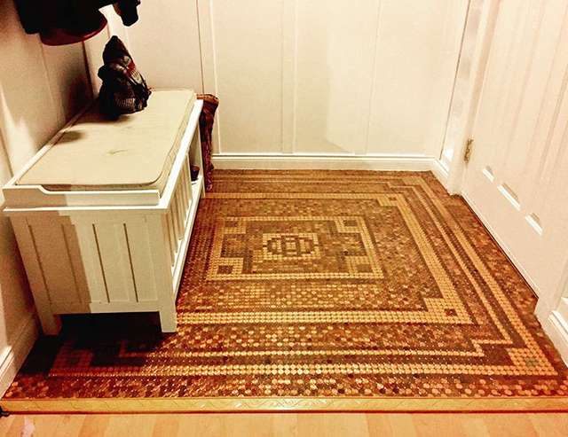 Американка виклала підлогу з монеток у вигляді мозаїки: вражаючі фото - фото 404544