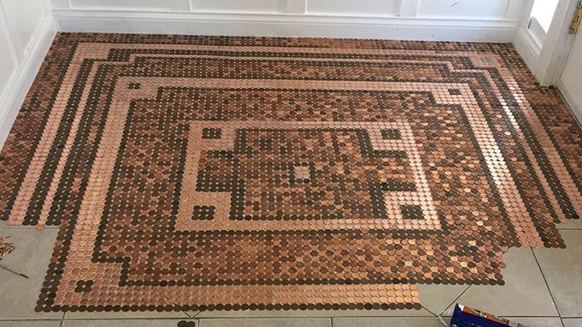 Американка виклала підлогу з монеток у вигляді мозаїки: вражаючі фото - фото 1