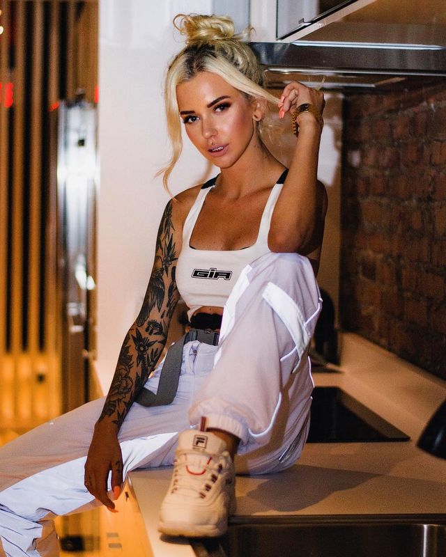 Модель з Канади перетворилась у татуйовану Барбі (фото 18+) - фото 404731