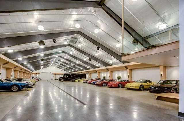 У США продається вілла з гаражем на 100 авто - фото 404763