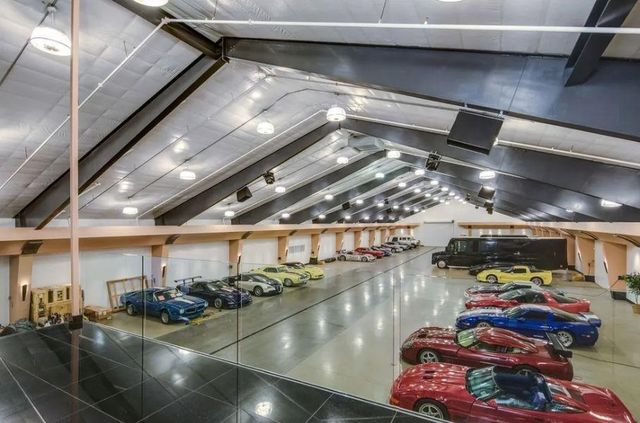 У США продається вілла з гаражем на 100 авто - фото 404764