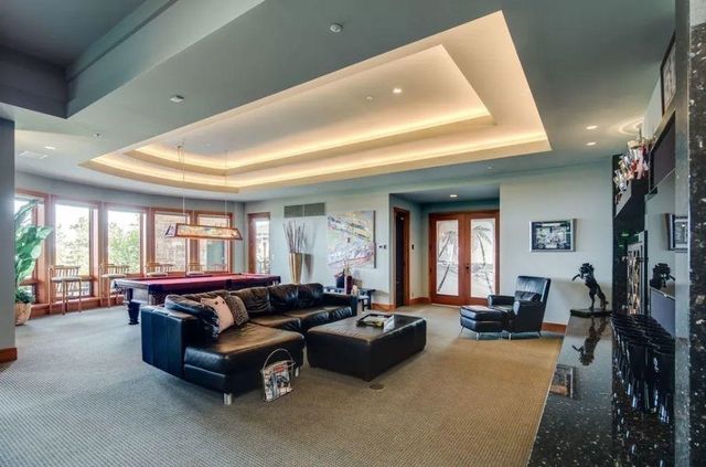 У США продається вілла з гаражем на 100 авто - фото 404765