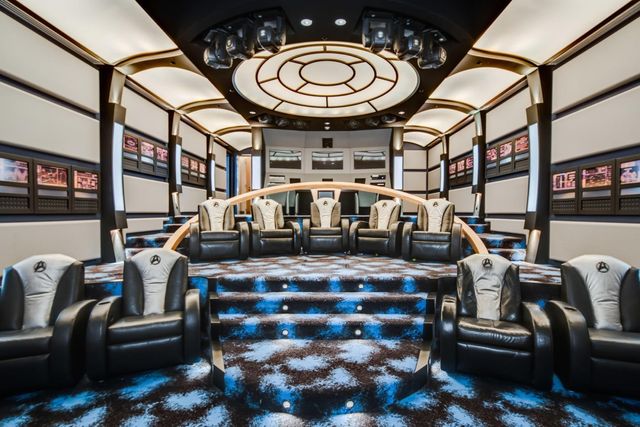 У США продається вілла з гаражем на 100 авто - фото 404768