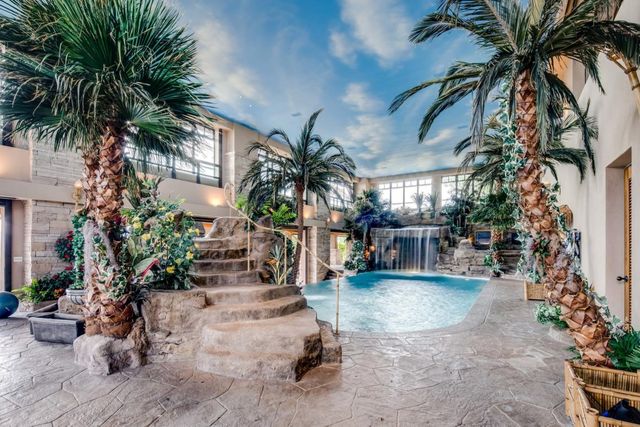 У США продається вілла з гаражем на 100 авто - фото 404769