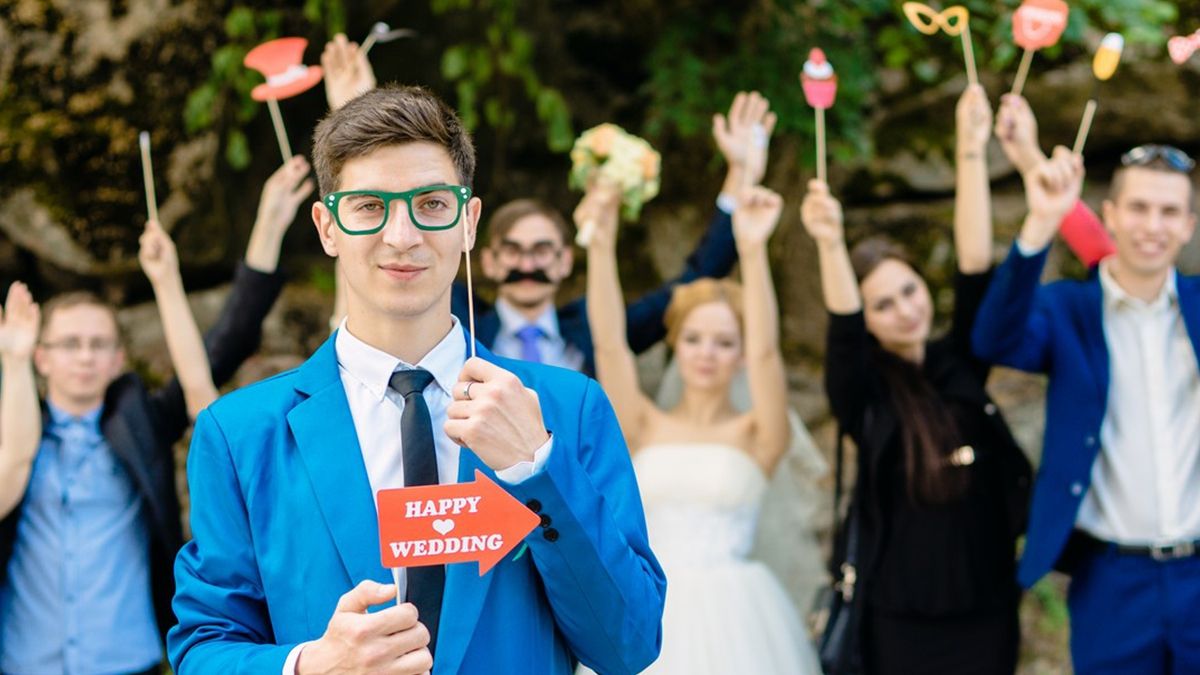 Фотограф потролив свекруху, яка прийшла на весілля у білій сукні: фотопорівняння