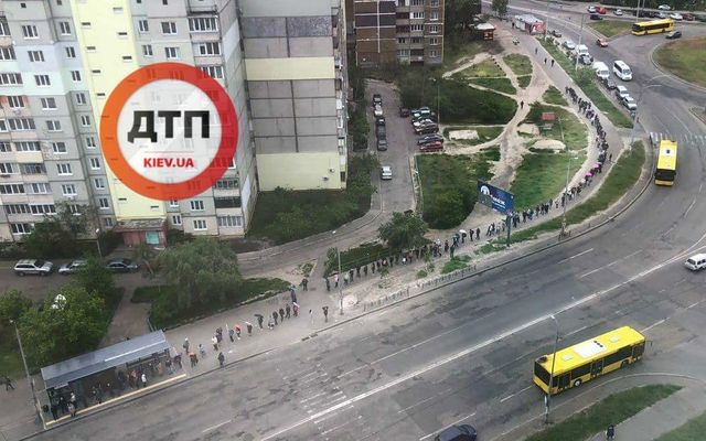 У Києві показали гігантську чергу на автобус з висоти пташиного польоту - фото 404794