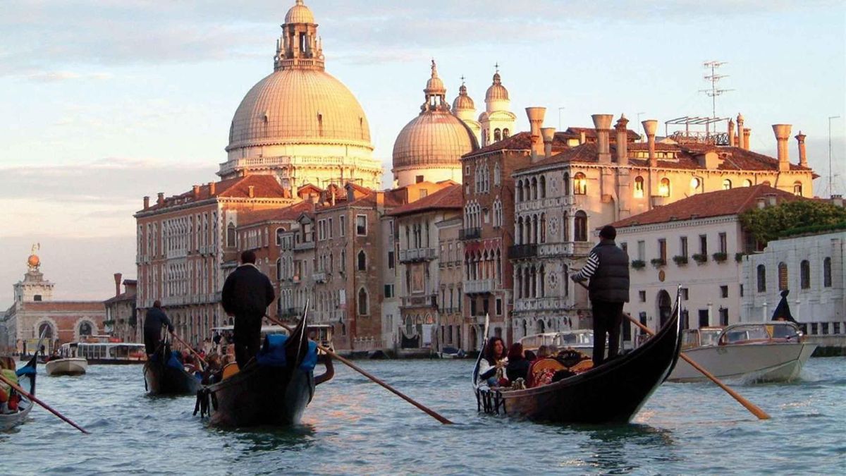 Тепер туристів у Венеції кататимуть на гондолах за новими правилами - фото 1