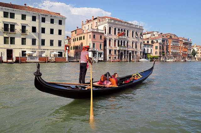 Тепер туристів у Венеції кататимуть на гондолах за новими правилами - фото 404817