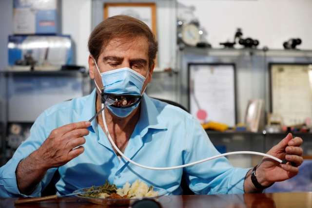 Ізраїльські інженери розробили медичну маску, через яку можна їсти - фото 404832