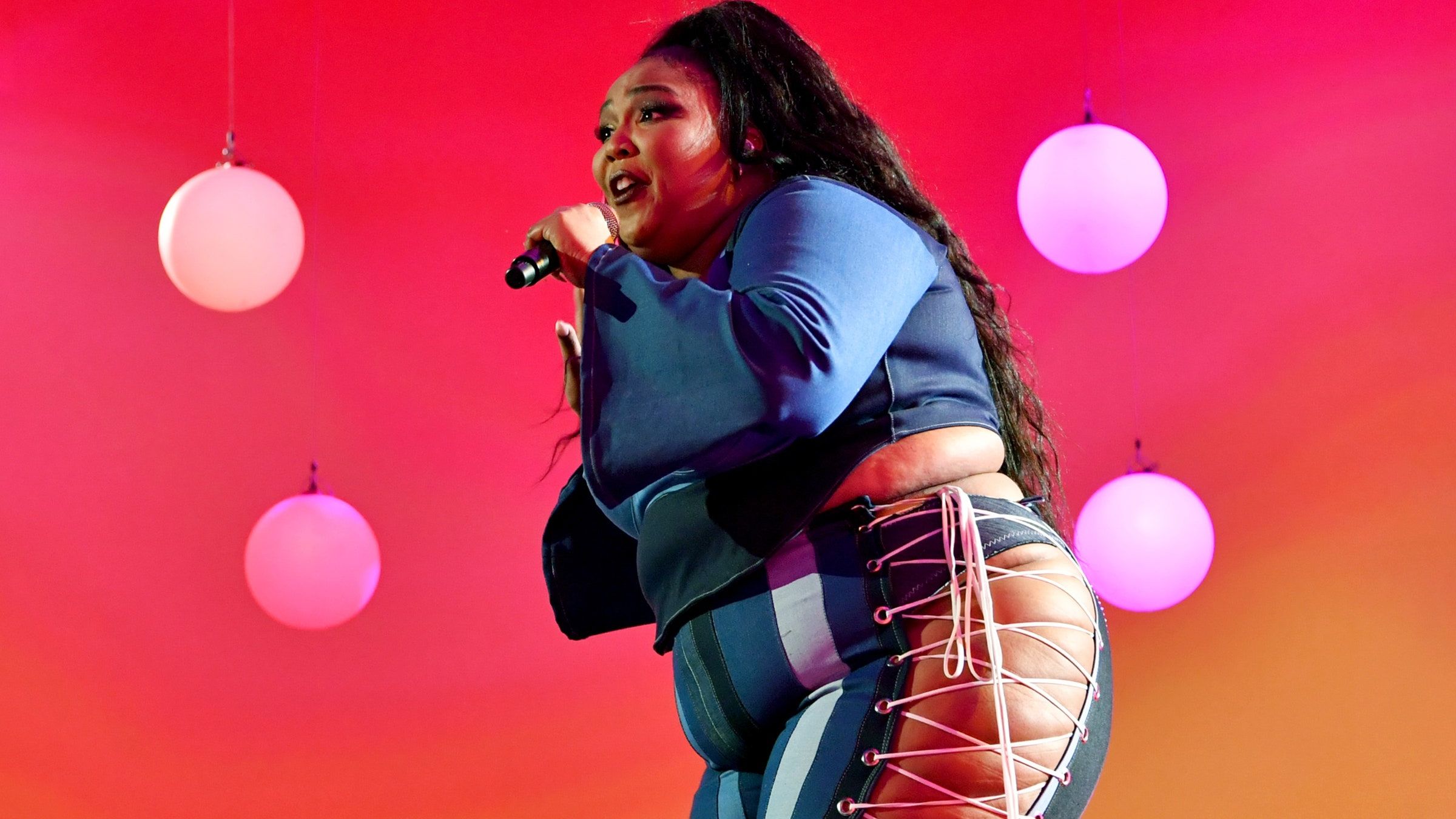 Пишнотілу співачку зацькували за фото з целюлітом: 18+