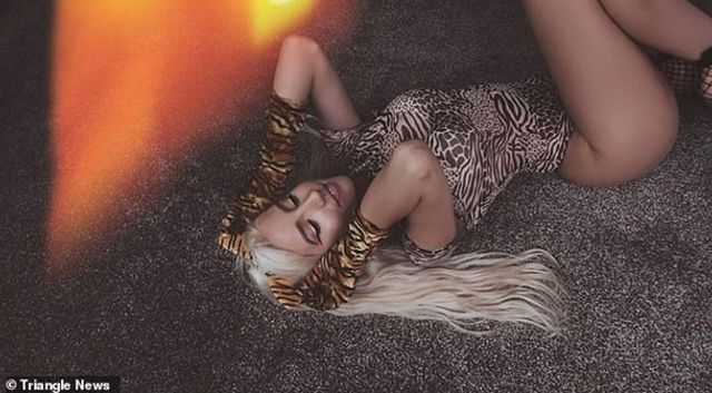 Ця касирка розбагатіла на своїх пікантних фото 18+ - фото 404948