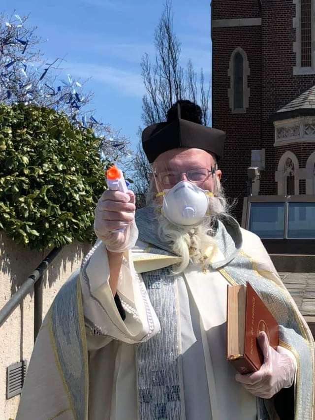 У США священник освячує парафіян за допомогою водяного пістолета: кумедні фото - фото 404984