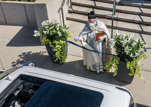 У США священник освячує парафіян за допомогою водяного пістолета: кумедні фото - фото 404986