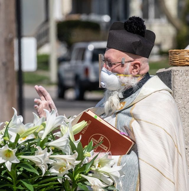 У США священник освячує парафіян за допомогою водяного пістолета: кумедні фото - фото 404987