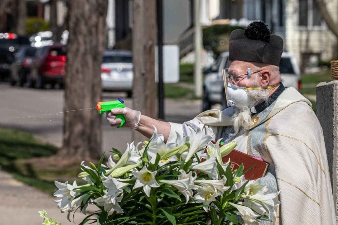 Водяні пістолети дозволили безпечно освячувати парафіян - фото 1