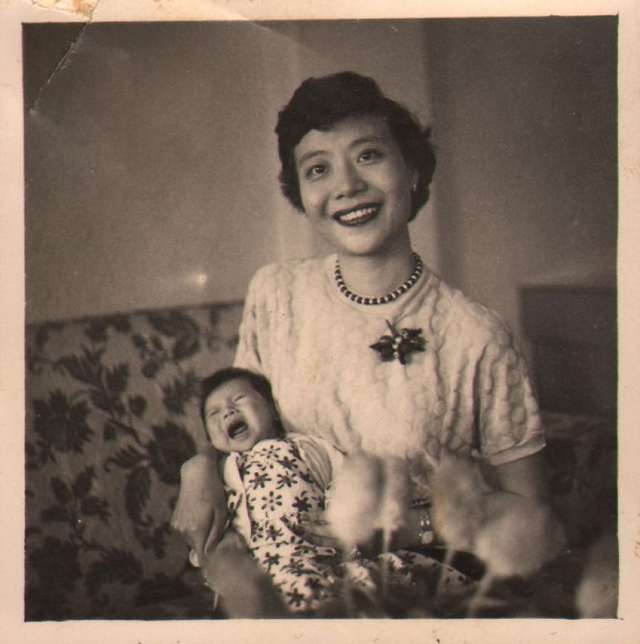 Онук знайшов архівні фото бабусі і дізнався правду, яку вона приховувала усе життя - фото 405041