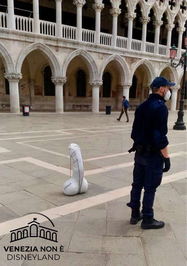 На головній площі Венеції з'явився бетонний фалос: поліцейські шоковані - фото 405117