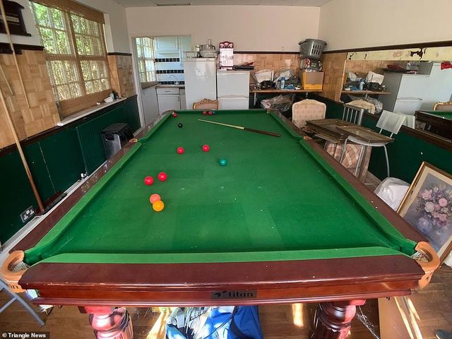 Речі й автомобіль на місці, але людей нема: У Великобританії знайшли будинок-примару - фото 405278