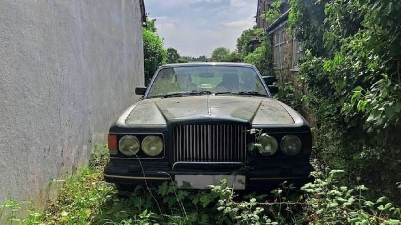 Речі й автомобіль на місці, але людей нема: У Великобританії знайшли будинок-примару