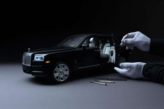 Іграшка для дорослих: як виглядає Rolls-Royce Cullinan, який вручну збирають 450 годин - фото 405381