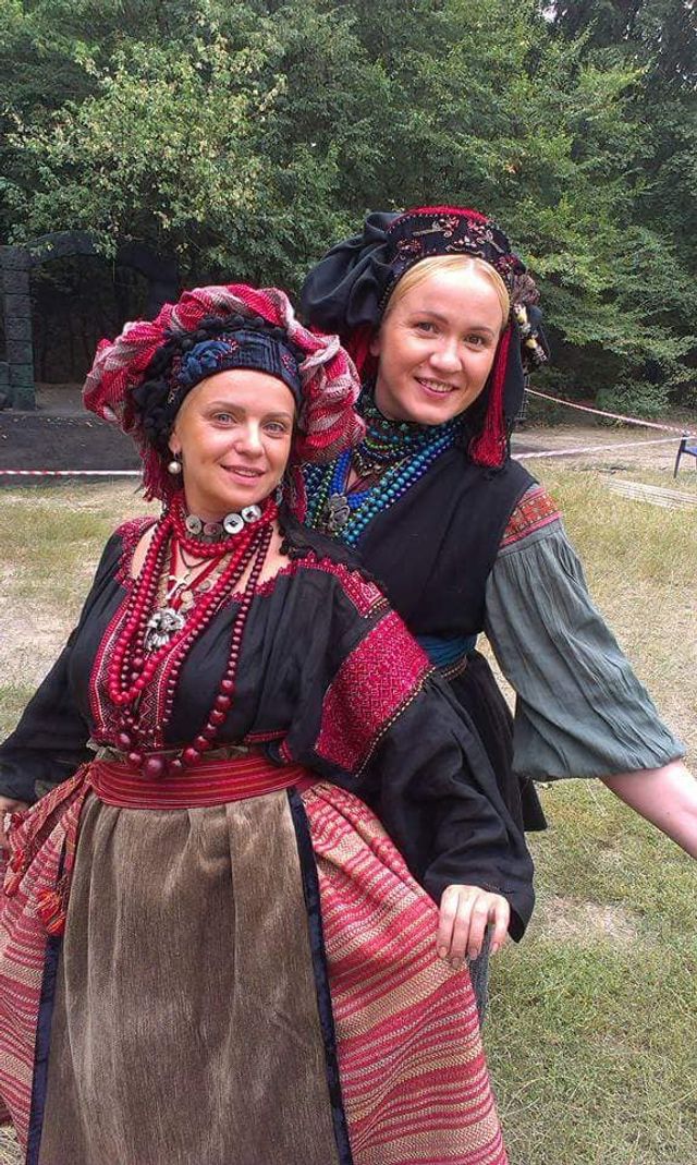 Загадкова Каменських та яскравий DZIDZIO: фото українських зірок у вишиванках - фото 405387