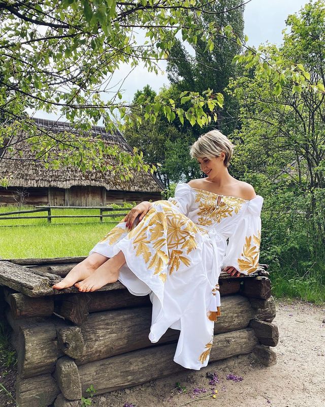 Загадкова Каменських та яскравий DZIDZIO: фото українських зірок у вишиванках - фото 405389