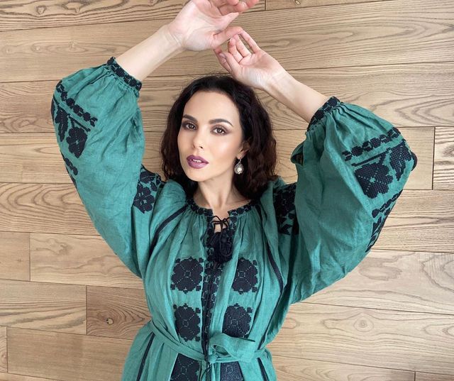 Загадкова Каменських та яскравий DZIDZIO: фото українських зірок у вишиванках - фото 405394