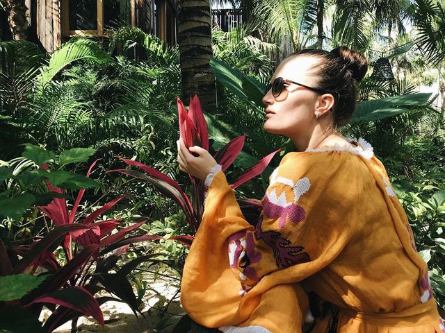 Загадкова Каменських та яскравий DZIDZIO: фото українських зірок у вишиванках - фото 405395