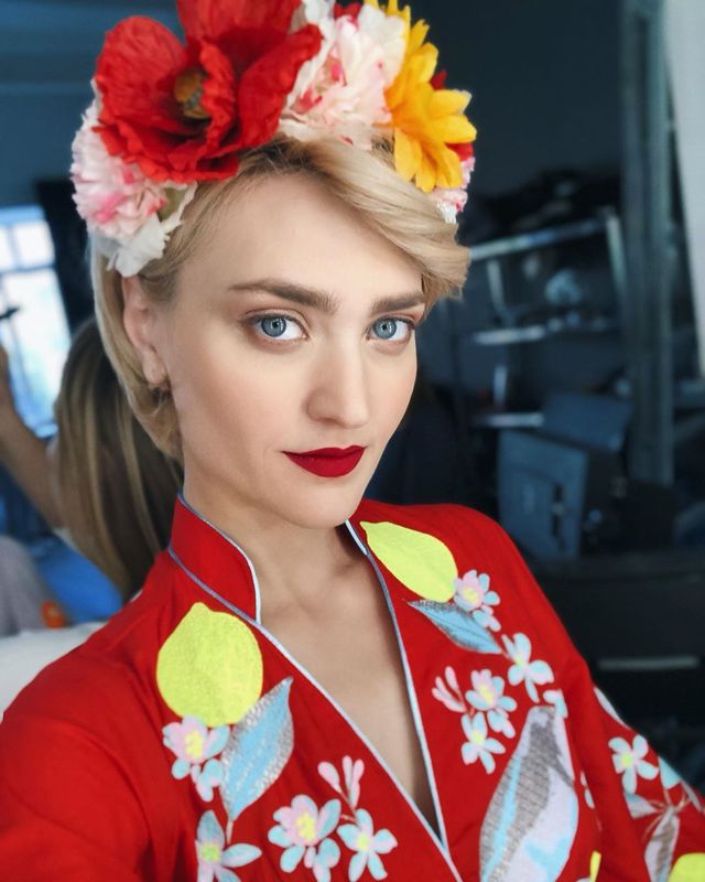 Загадкова Каменських та яскравий DZIDZIO: фото українських зірок у вишиванках - фото 405396