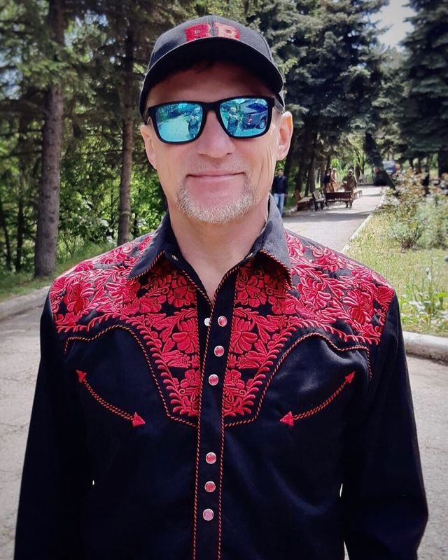 Загадкова Каменських та яскравий DZIDZIO: фото українських зірок у вишиванках - фото 405397