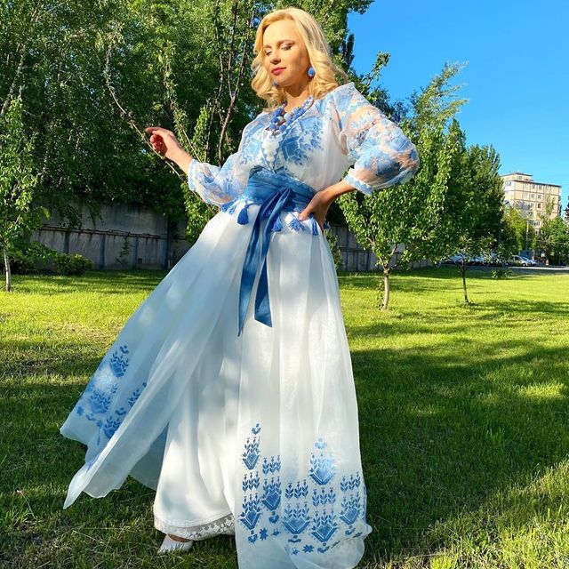 Загадкова Каменських та яскравий DZIDZIO: фото українських зірок у вишиванках - фото 405399