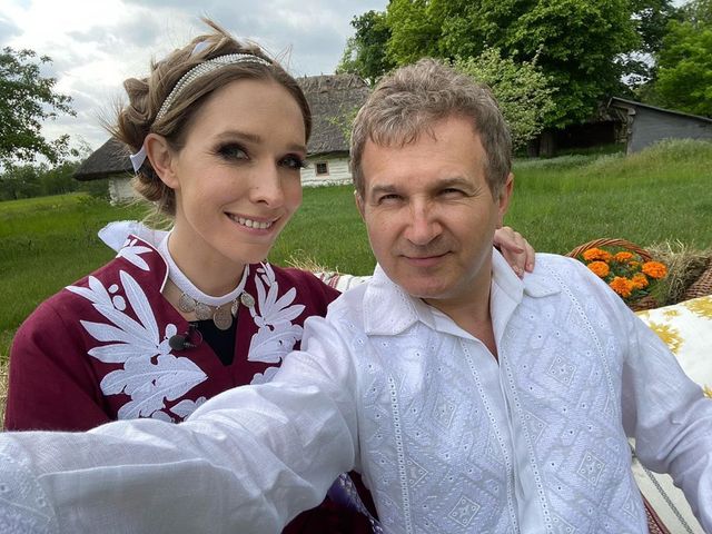 Загадкова Каменських та яскравий DZIDZIO: фото українських зірок у вишиванках - фото 405400