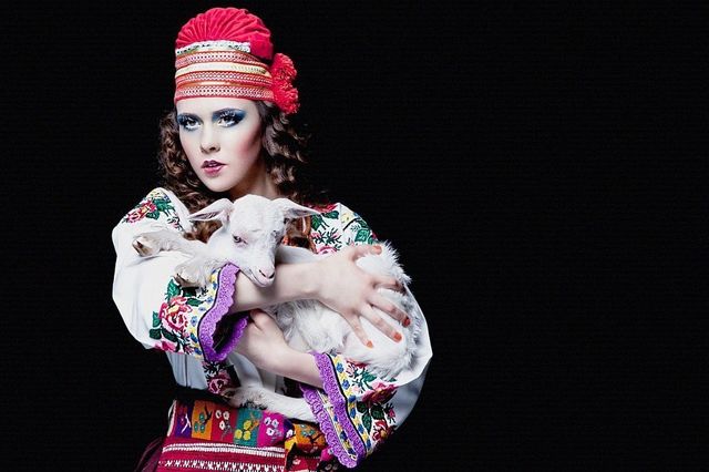 Загадкова Каменських та яскравий DZIDZIO: фото українських зірок у вишиванках - фото 405401