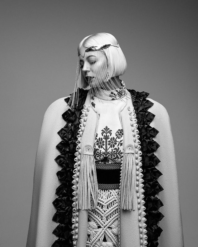 Загадкова Каменських та яскравий DZIDZIO: фото українських зірок у вишиванках - фото 405404