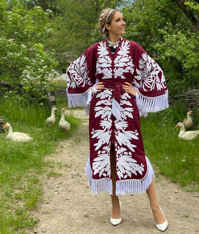 Загадкова Каменських та яскравий DZIDZIO: фото українських зірок у вишиванках - фото 405413