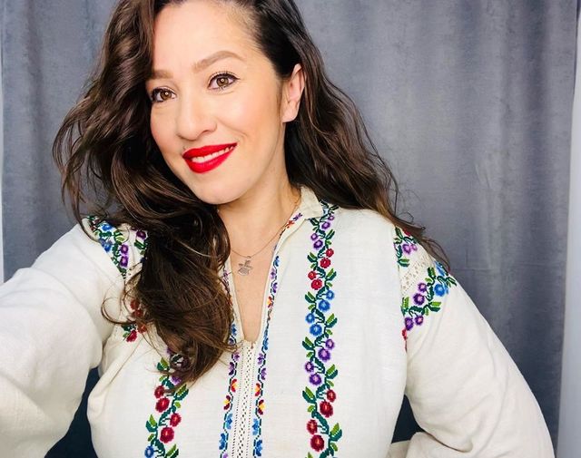Загадкова Каменських та яскравий DZIDZIO: фото українських зірок у вишиванках - фото 405421