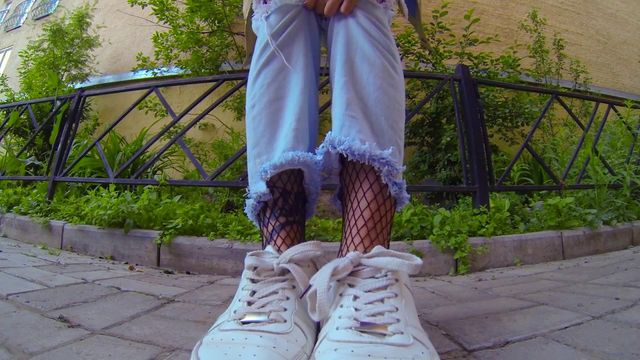 У моду повернулися джинси, популярні в 90-х - фото 405505